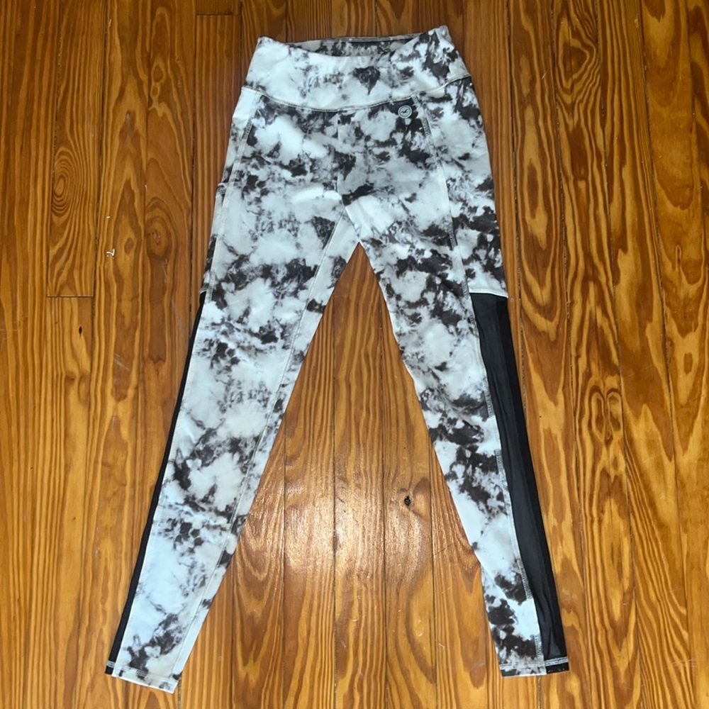 Marble Hollister athletic leggings.
